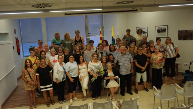 Fotografia de grup a l'acte dels 50 anys de les Majorettes (FOTO: Josep Anton Carranza)