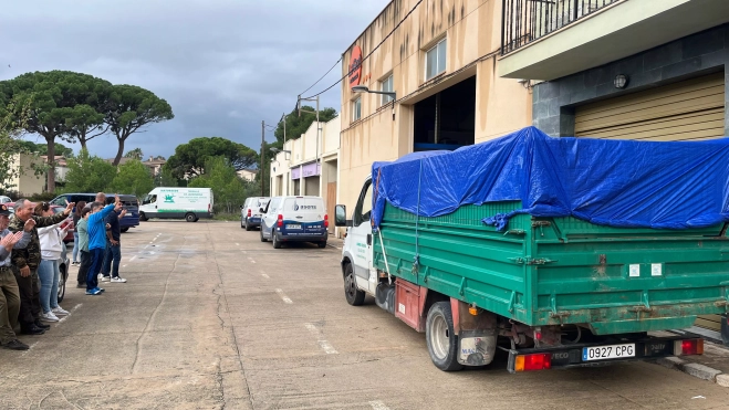 Camions amb material preparats per sortir de Riudoms