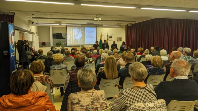 La sala plena el dia de la inauguració