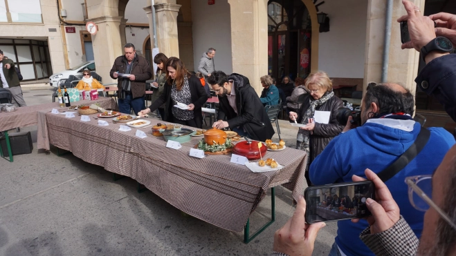 El jurat tastant les propostes presentades al concurs de fricandó